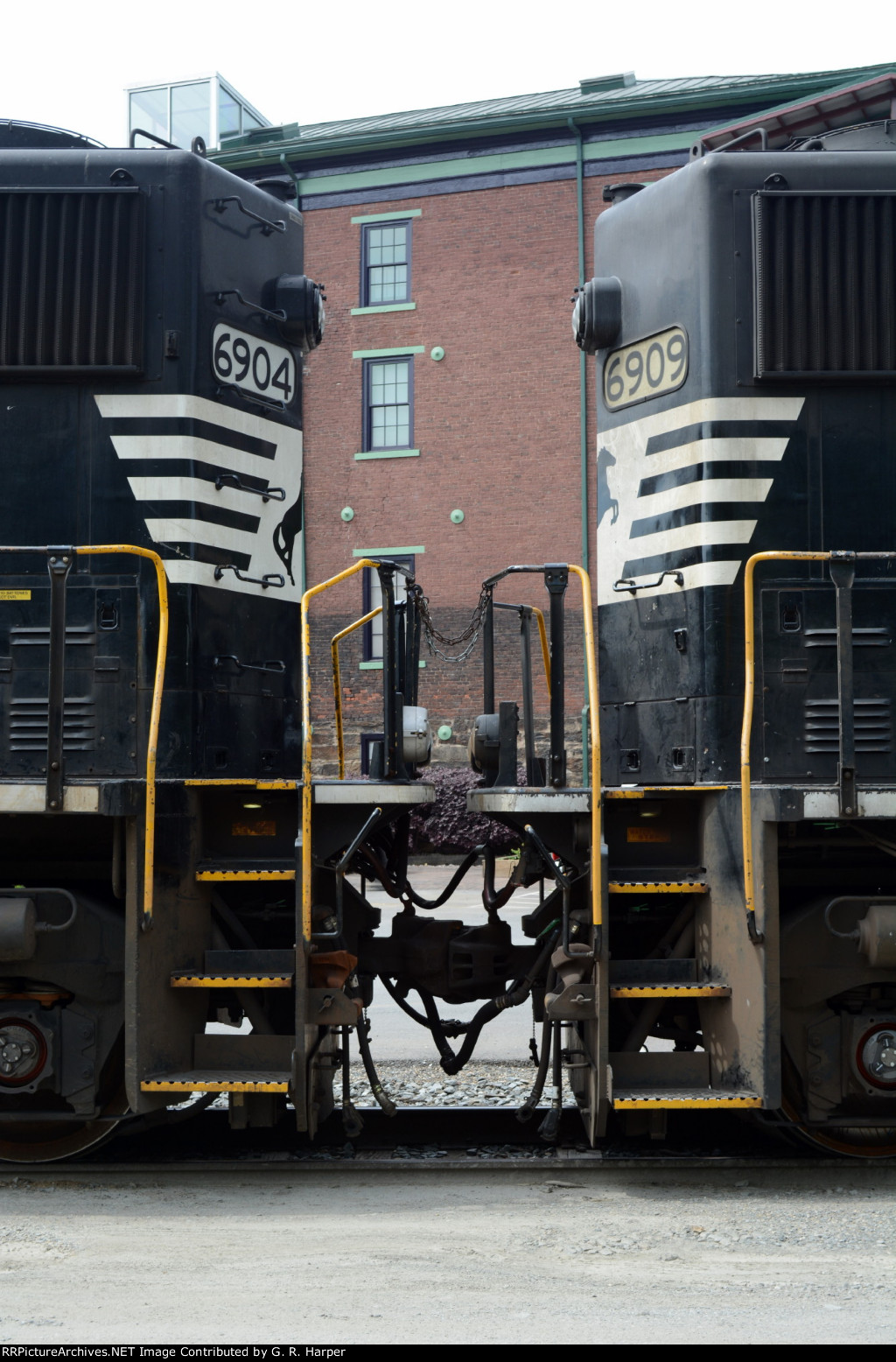 The number boards on the long hoods of the NS E19 yard job face each other